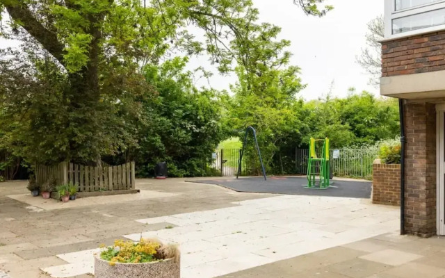 The Broxwood Way Escape - Elegant 1Bdr Apartment With Terrace