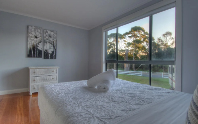 Muirs Beach Retreat – Guest Rooms – Coles Bay