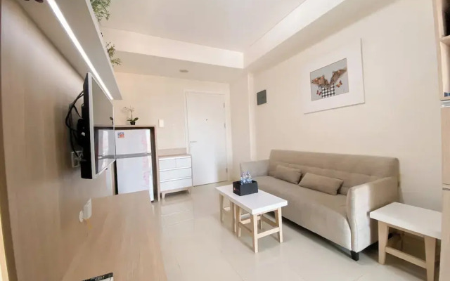 Strategic 2Br Apartment With Pool View At Parahyangan Residence