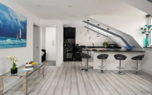 Sandybanks Loft - Penthouse Seaview Apartment on Promenade, Torquay
