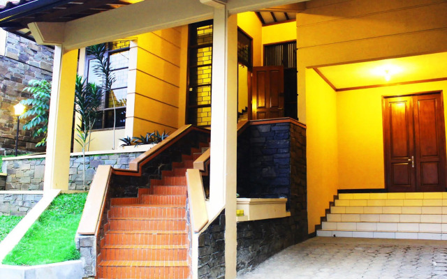 De Orange Pasteur Guest House by HouseinBandung