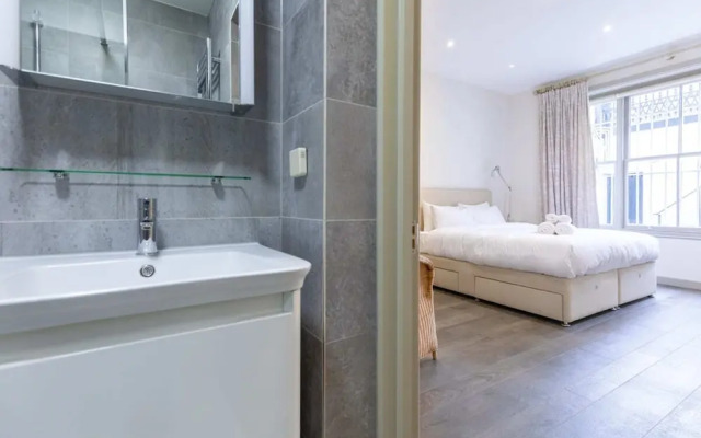 Elegant 2BD Flat 5 Mins to Kensington Gardens!