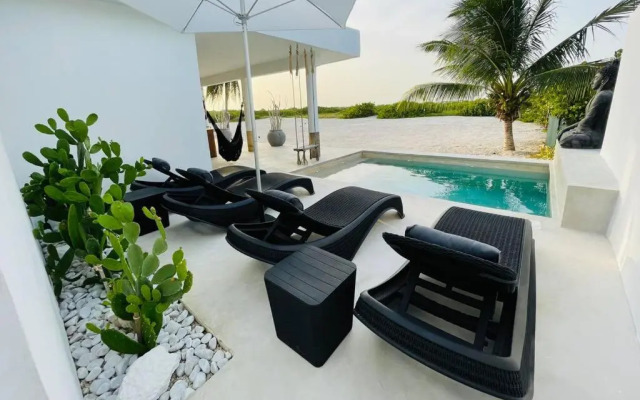 Casa en primera linea de playa con alberca