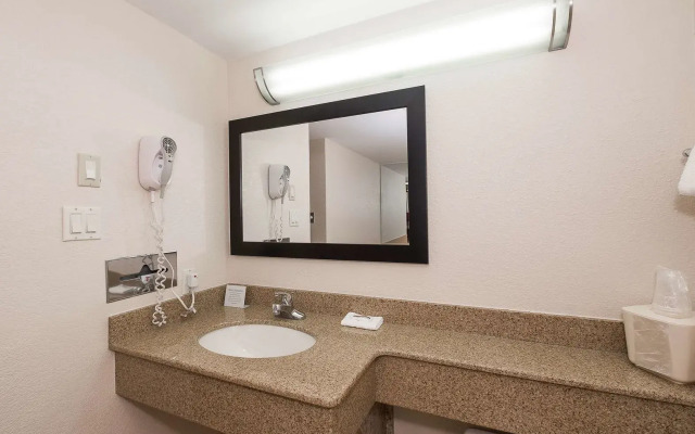 Red Roof Inn & Suites Mt Holly - McGuire AFB