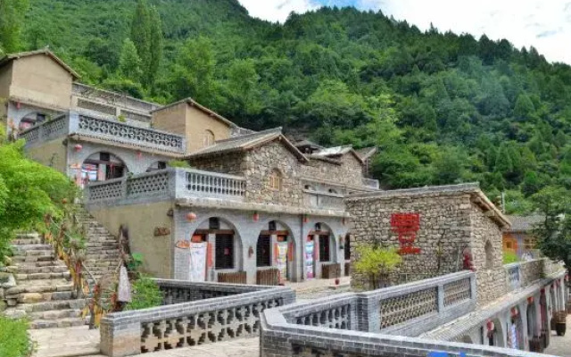 Mount Yunqiu Yaodong Courtyard