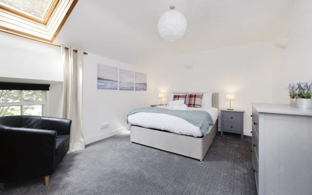 JOIVY Beautiful 2-Br Mews Home, Near Princes Street
