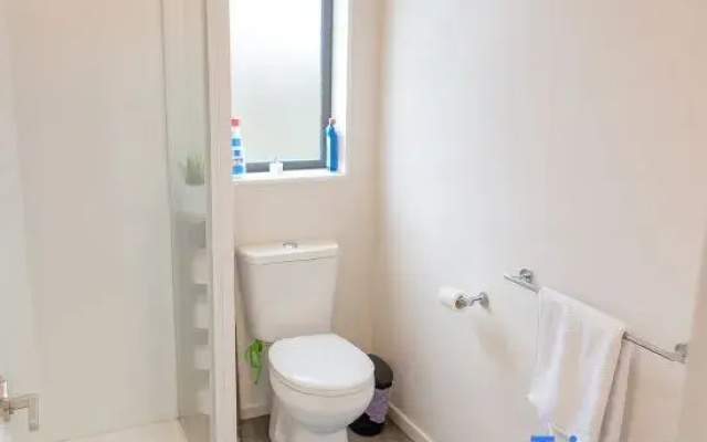 Stylish Suite Near Airport | Pvt Bath + Parking