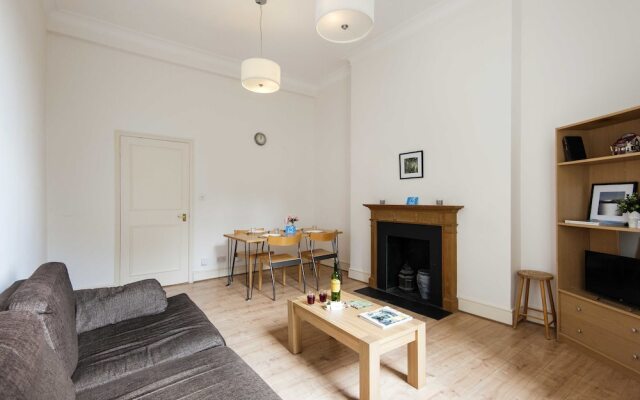 Bright and spacious 2 bed apartment 5 mins away from Earl's Court stat