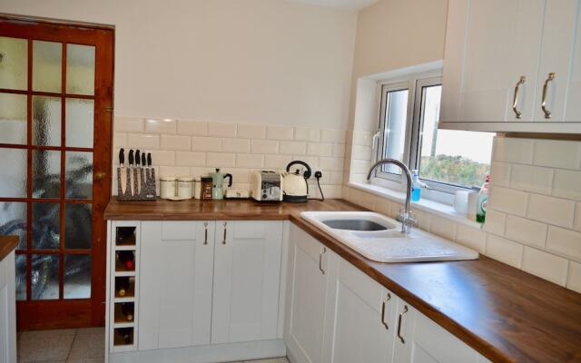 Charming 2 Bedroom House With Terrace