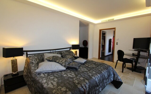 HAVRE DE PAIX" 5 étoiles Prestige jacuzzi, hammam, sauna, PISCINE chauffée Mougins Cannes Grasse