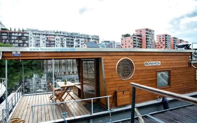 Houseboat Bonanza Prague