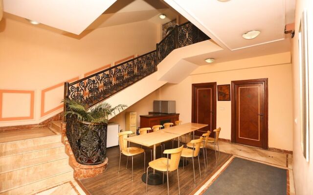 OYO 8465 near Sahara Mall