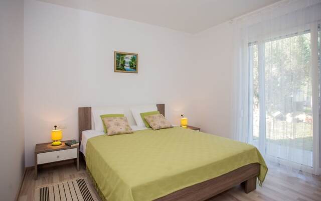Modern Apartment in Kastel Stafilic With Fenced Garden