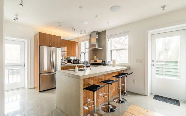 Stylish and Upscale 2BR Loft - Near Queen Street