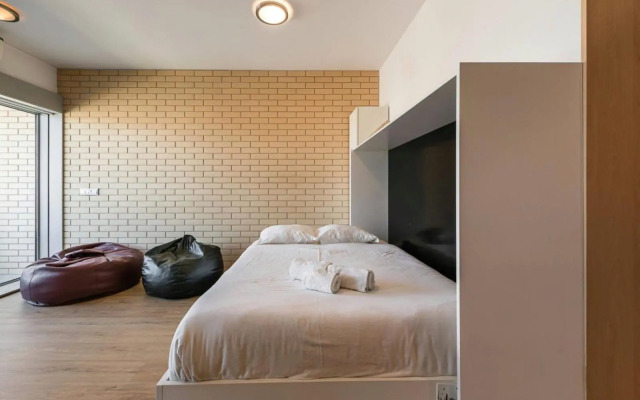 Dragon Stadium Studio w Balcony by LovelyStay