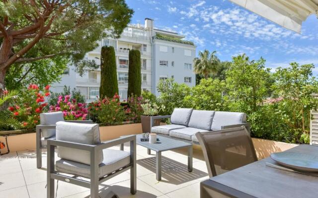 SERRENDY Luxury accommodation large terrace walk to the beaches