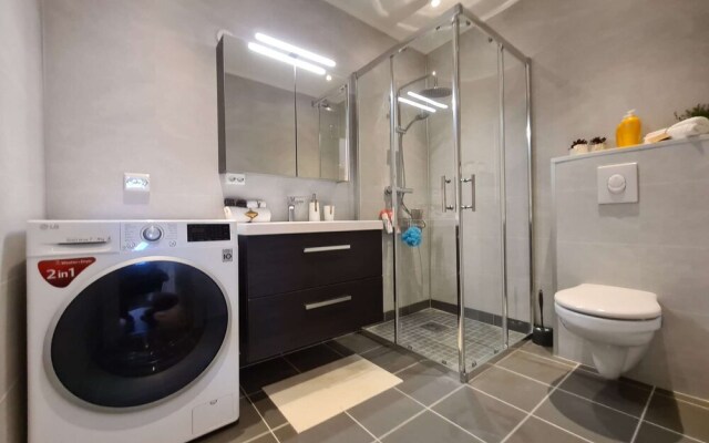 Bright And Modern - 2-bedroom, Central, Free Parking