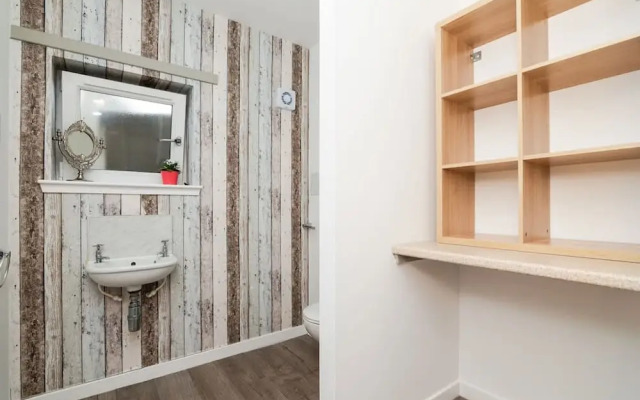 3 Bedroom House - Free Parking