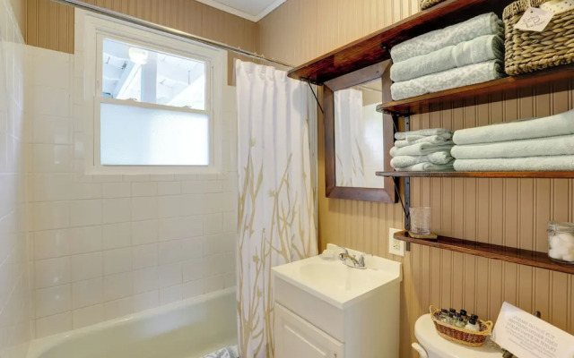 Lovely Hendersonville Retreat ~ 1 Mi to Downtown!