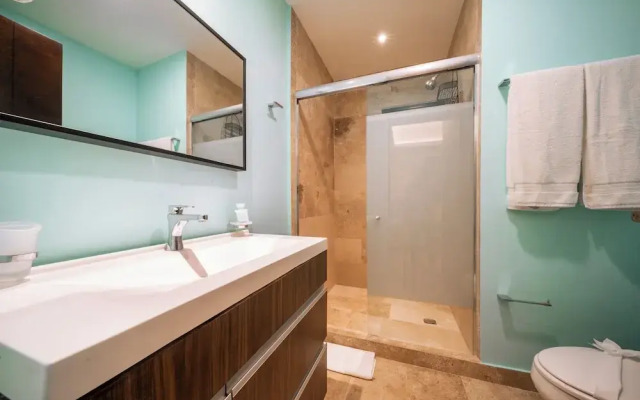 2 BR Condo Rooftop Gym & Pool - Veronica