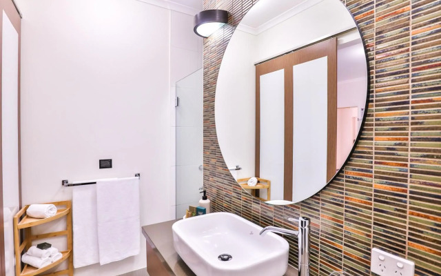 Indulge Apartments - Ontario