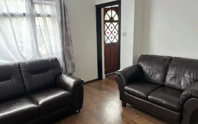 Modern 3 Bed/free Parking/10 Mins Walk to Station
