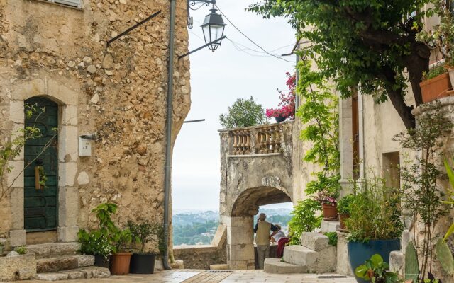 Spacious Villa in La Gaude With Swimming Pool