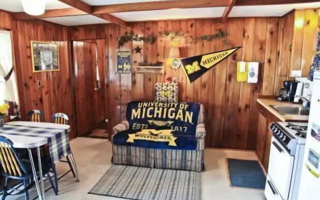 #2 - M Den 2 Bedroom Cabin by RedAwning