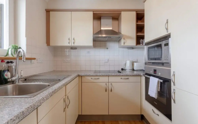 Bright, Modern One-bed With Stunning View of Thames