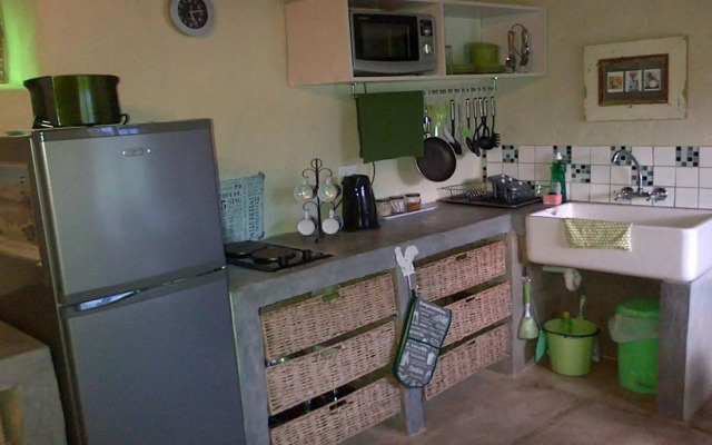 Die Hoenderhok And Die Plaashuisie