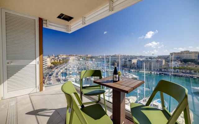 Stunning 3BR Apartment With Marina Views