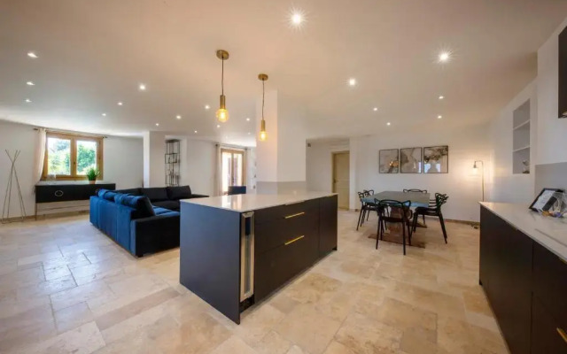 06T - Spacious villa with sea view- pool - jacuzzi-sauna