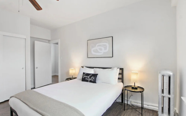 Sleek 2BR - Hyde Park 405