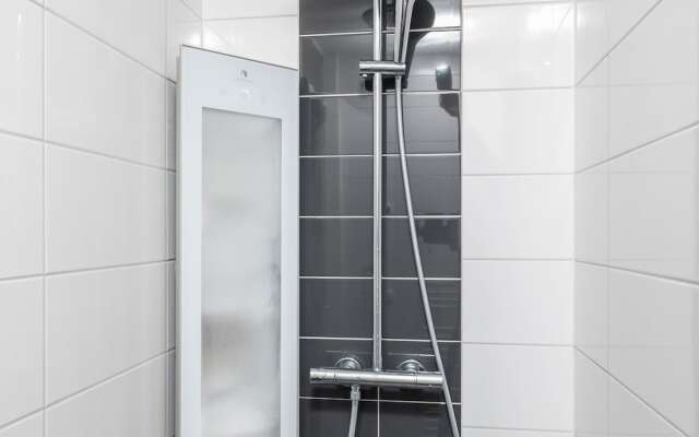 Luxurious Holidayhome With Whirlpool and Sunshower in Nature