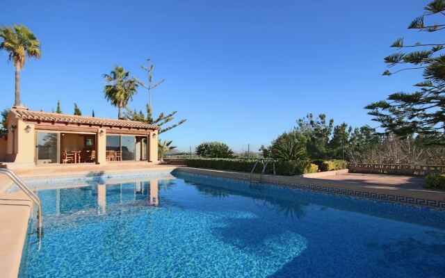 Private 4-bedroom Villa w/ Pool, Summer Kitchen & Expansive Living Space