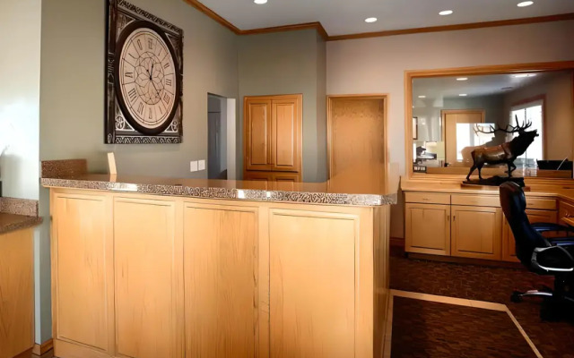 Econo Lodge Inn & Suites