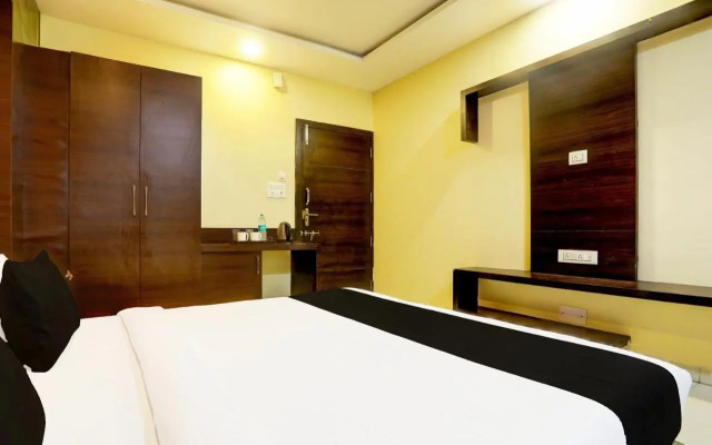OYO 27960 Hotel Divya Sai Palace