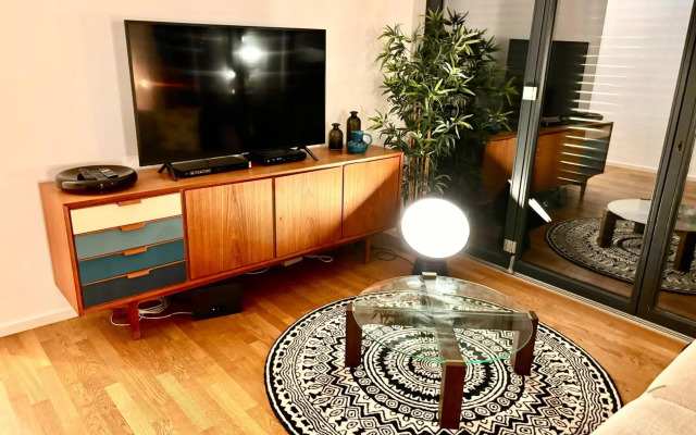 2 Bedroom Mauerpark-Apartment, Berlin Mitte View calendar