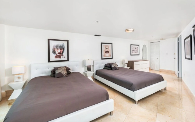 Private Residence at Castle Beach by LRMB