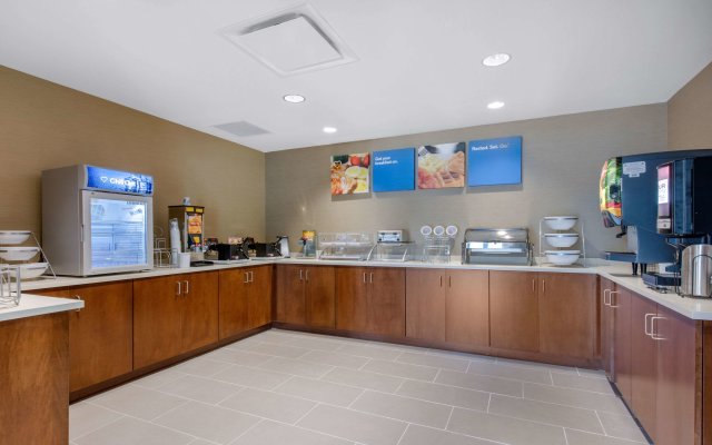 Comfort Inn & Suites at CrossPlex Village