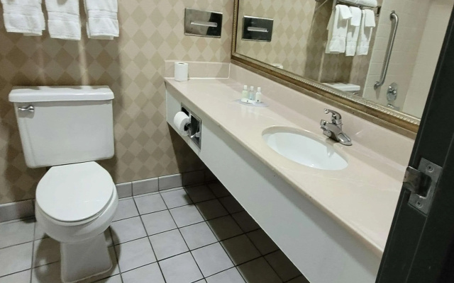 Quality Inn & Suites Columbia I-70
