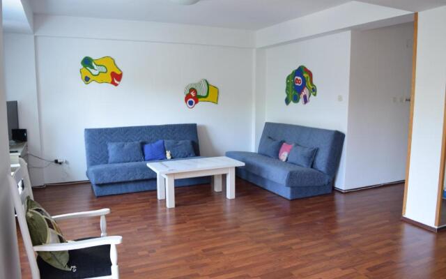 Two bedroom apartment near centre