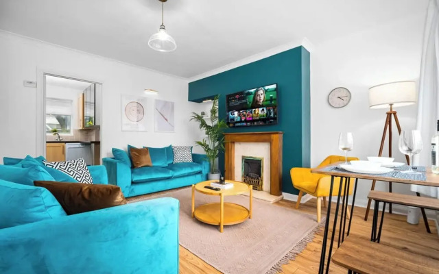 Stylish Three Bedroom Retreat With Garden