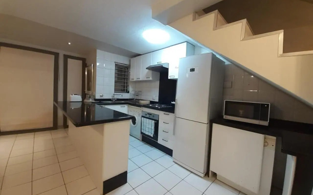 Mount Royal 09 - Large 1 bed with balcony