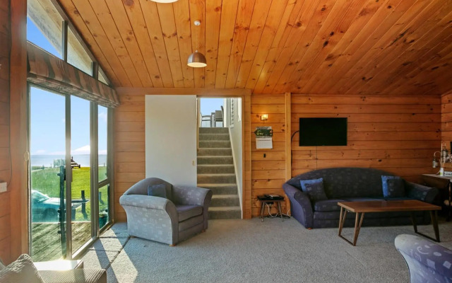 The White Haus - Waihi Beach Upstairs Holiday Unit