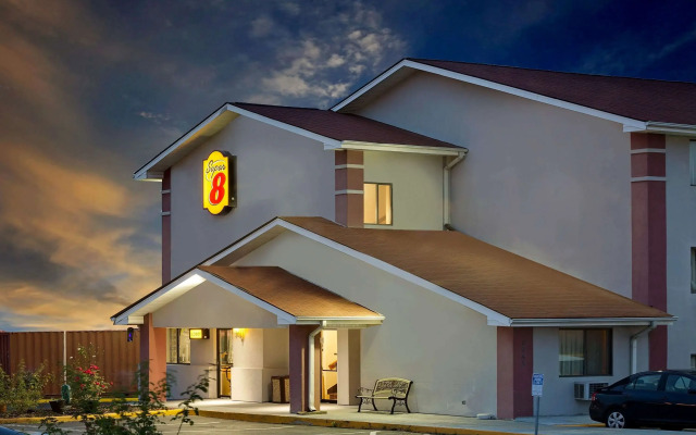 Super 8 by Wyndham Waynesboro