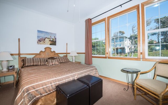 Sheltering Pines 4 Br cottage by RedAwning