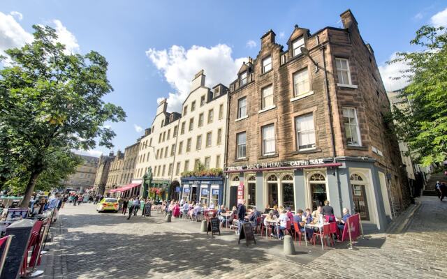 Charming Grassmarket Apartment with Castle View