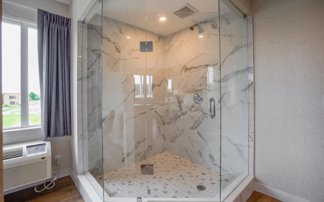 Monte Carlo Inn Oakville Suites