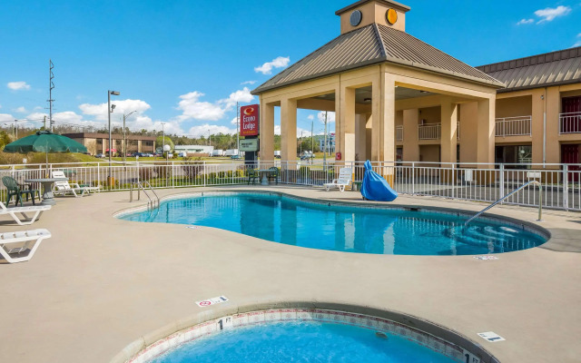 Econo Lodge Inn & Suites East